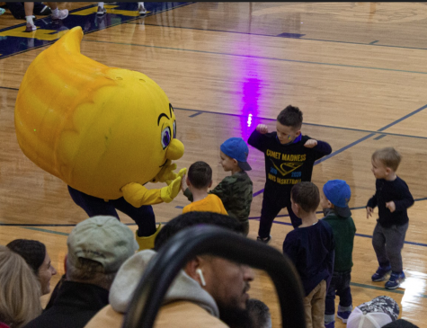 Winky the Comet meets elementary school Comets before the event. Many of these young Grand Ledge students participated in the Youth Basketball program.