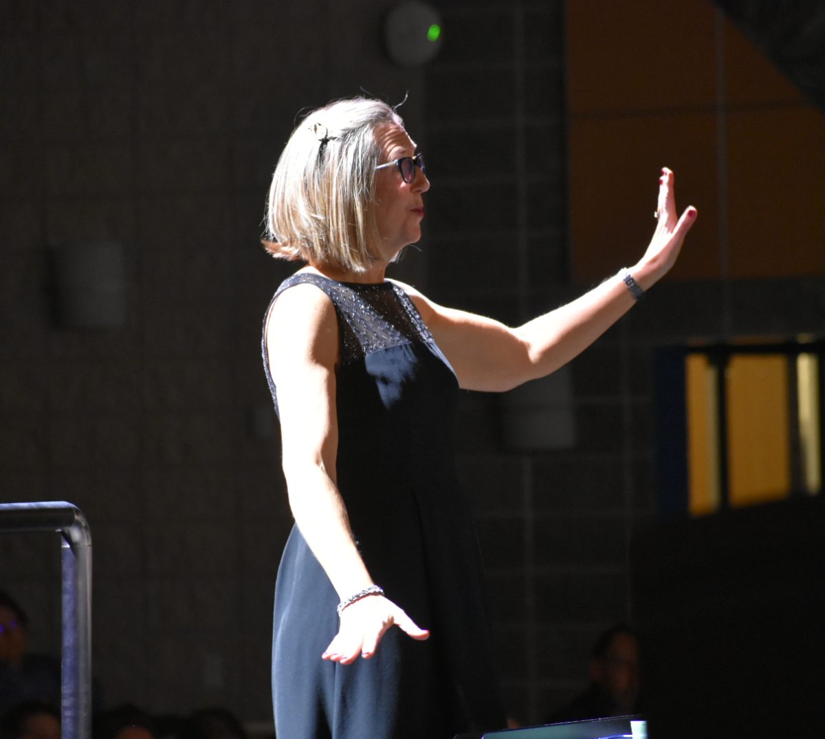 Choir director Sheri Pertersen directs Vocal
Ensemble during the Collage Concert. They
performed Santa Baby for those in the audience.